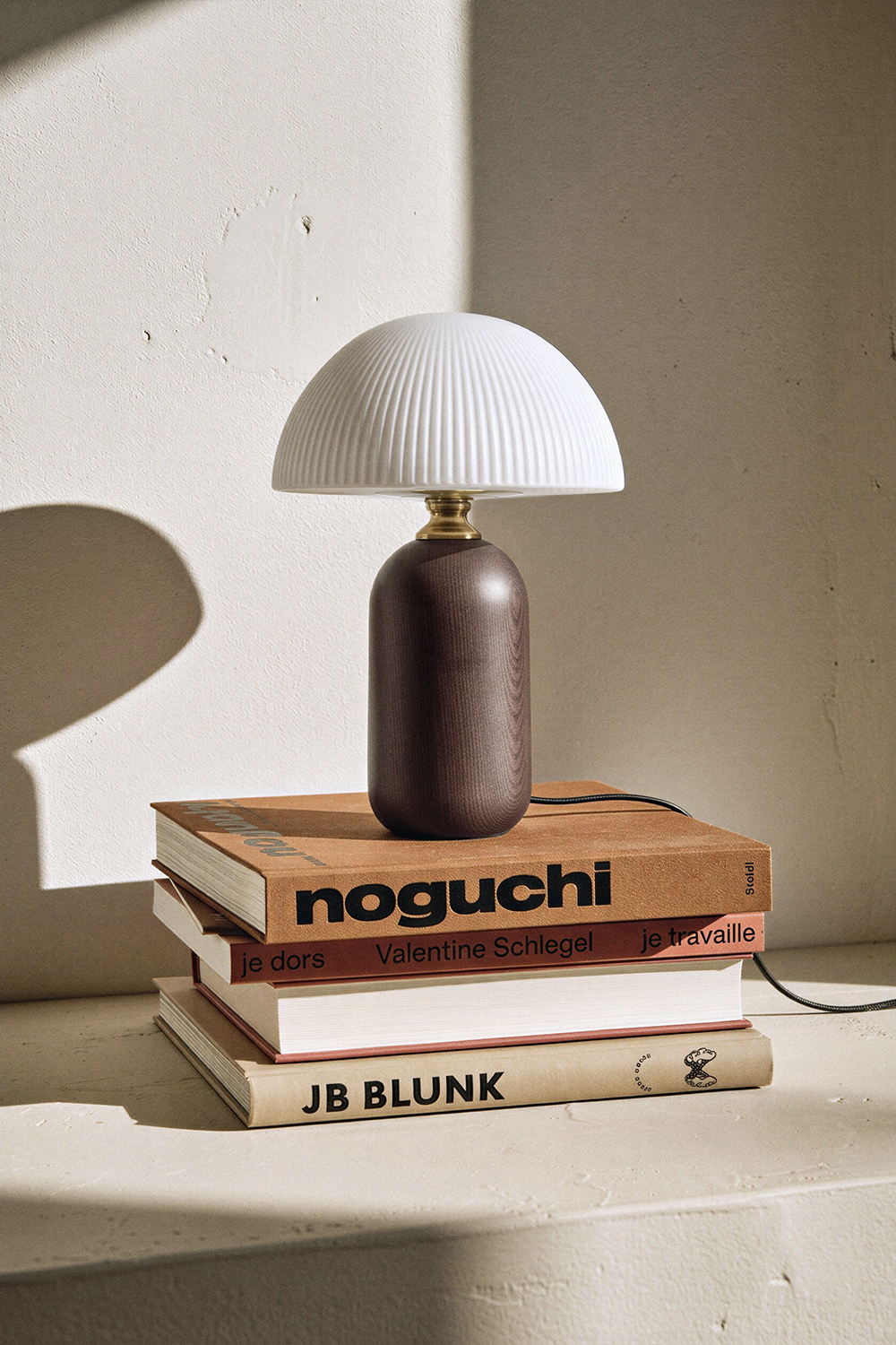 ambiente lámpara sobremesas apoyada en libros